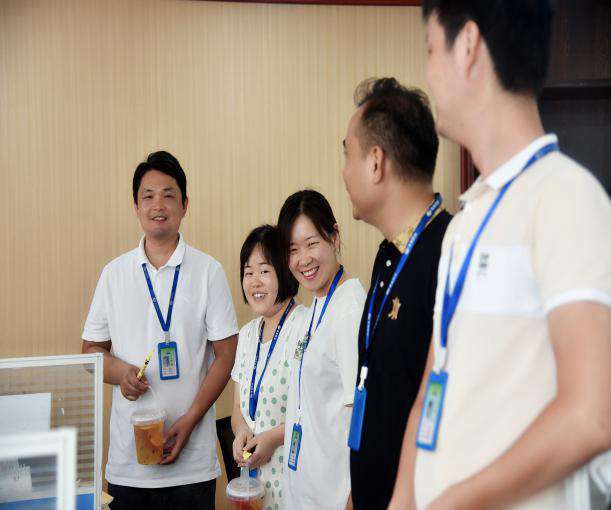 开云手机站官方版网站登录入口工会开展“夏季送清凉”活动